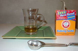 Vinegar and baking soda before the reaction